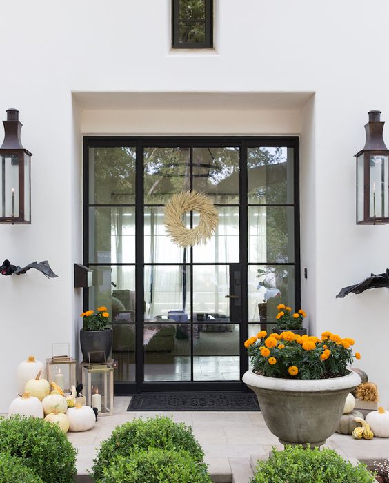 Pretty Outdoor Halloween Decor {Details Blog}
