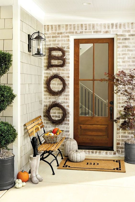 Pretty Outdoor Halloween Decor {Details Blog}