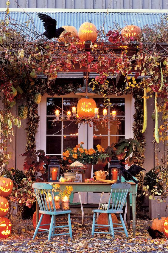 Pretty Outdoor Halloween Decor {Details Blog}