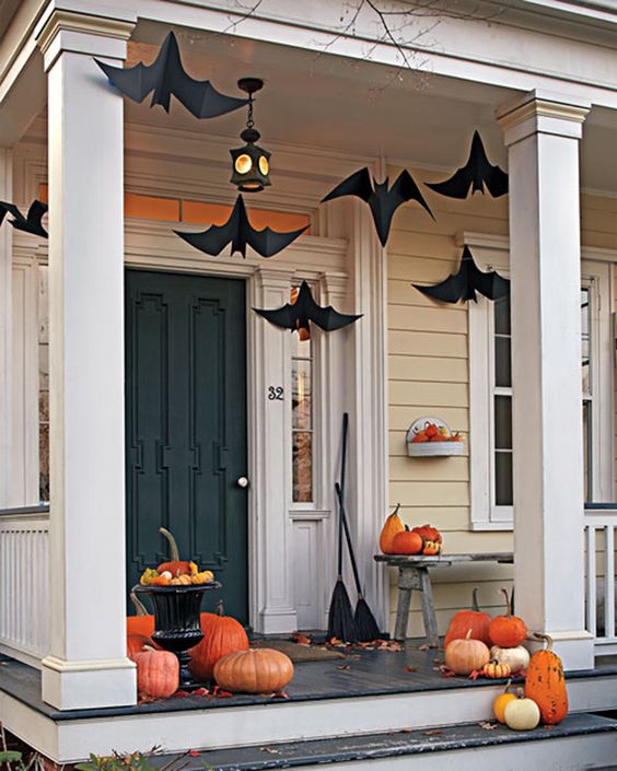 Pretty Outdoor Halloween Decor {Details Blog}