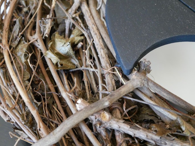 DIY Creepy Crawly Halloween Wreath {Details Blog}