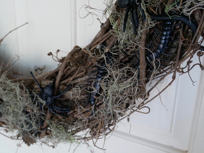 DIY Creepy Crawly Halloween Wreath {Details Blog}