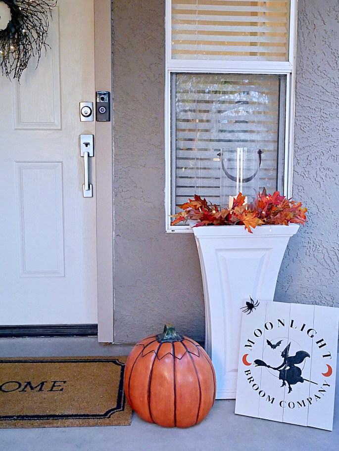 DIY Flying Bat Halloween Wreath {Details Blog}