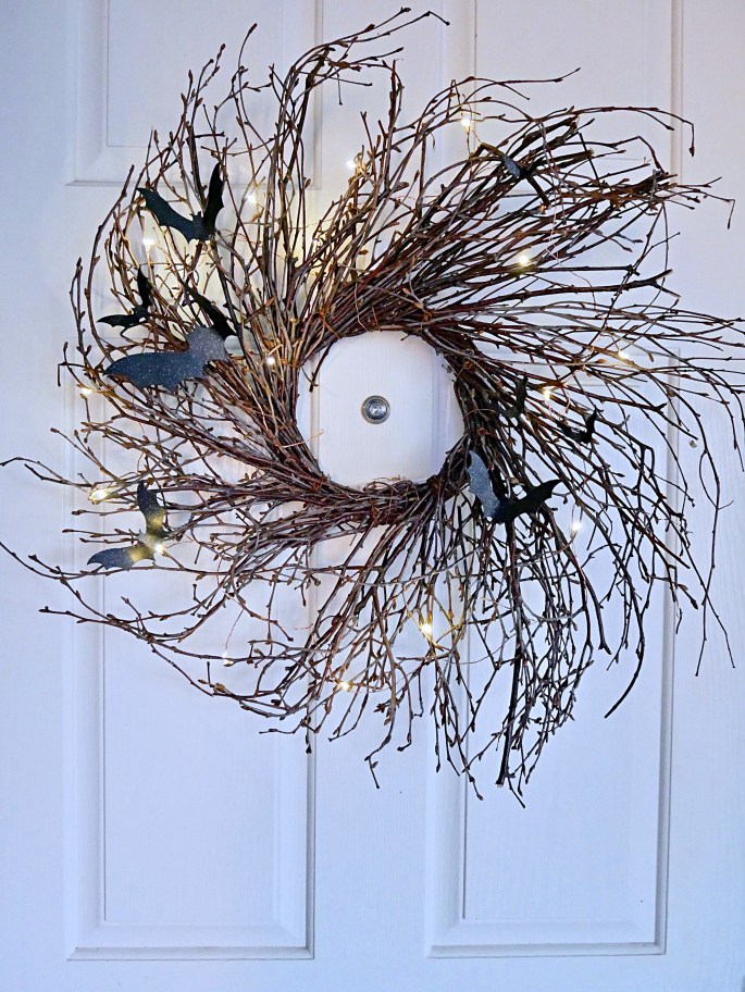 DIY Flying Bat Halloween Wreath {Details Blog}